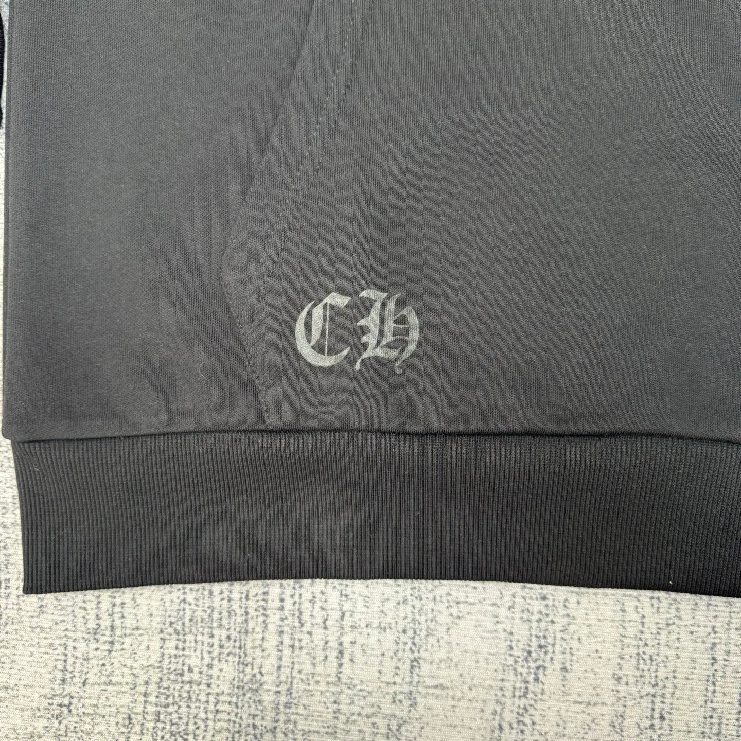 P400 Chrome Herat 25 1988 limited Sanskrit printed hooded sweatshirt Size: S/M/L The fabric is made of fleece 420g cotton. The printing uses a variety of printing processes. Thermosetting ink printing.